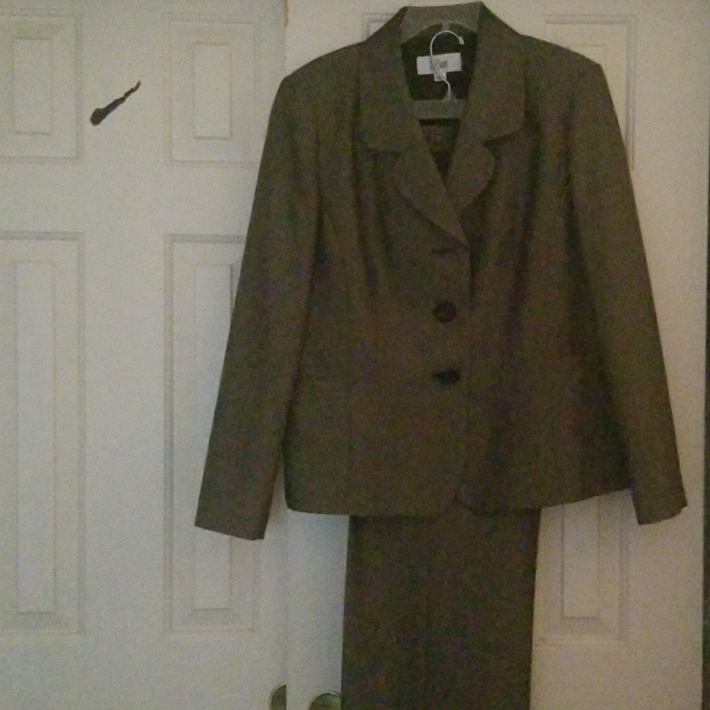 Two pieces lined dress suit